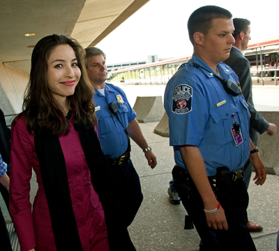 イランで釈放された日系米国人記者サベリさん、米国に帰国