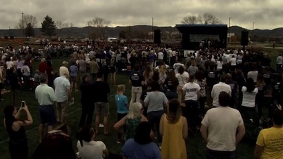 動画：米「コロンバイン事件」から20年、犠牲者を追悼も進まぬ銃規制