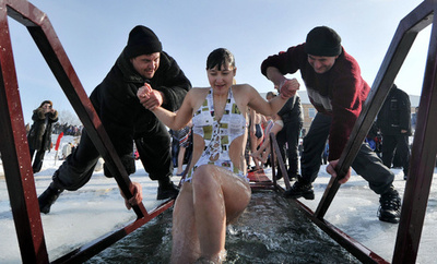 真冬の川で身を清める信者たち、ロシア正教会の「神現際」