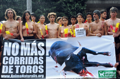 闘牛反対、裸で訴え コロンビア
