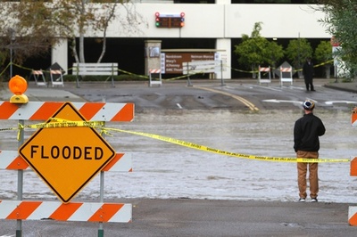 米カリフォルニア州、豪雨で洪水被害