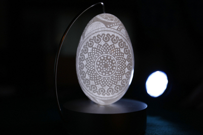 卵の殻に2400個の穴、スロベニア人職人の名人芸