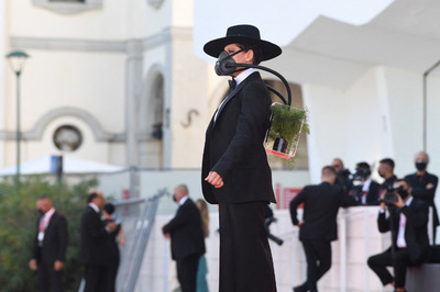 【今日の1枚】温暖化への抗議？ コロナ対策？ 映画祭参加者のファッション