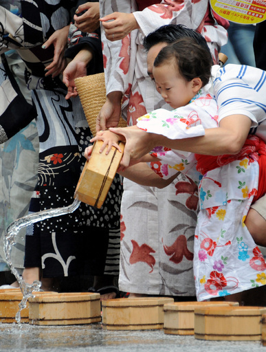 浴衣で打ち水、銀座で夏のイベント