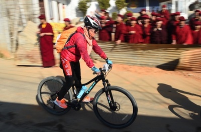 「カンフー尼さん」200人が自転車で3000キロ走破へ 女性の権利訴え