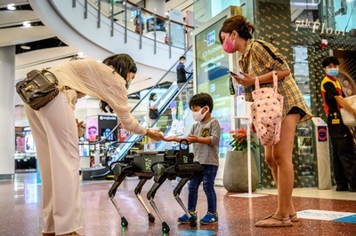 消毒液配るロボット犬が注目の的、タイ商業施設