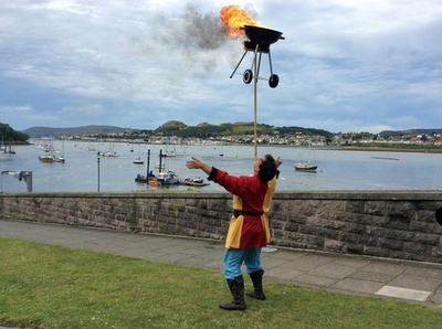 700年ぶりに選出、地域専属の道化師 英国