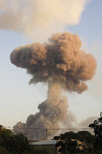 首都郊外の武器庫で爆発、80人が死亡 - モザンビーク