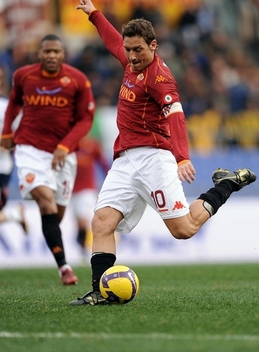 トッティ 負傷で1か月の欠場