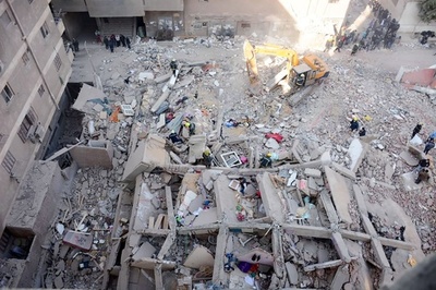 エジプト10階建てビル倒壊、死者25人に