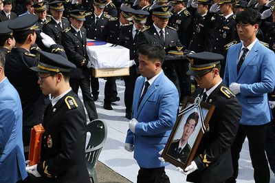 韓国 中国人救出中に殉職した海洋警察官の告別式を開く