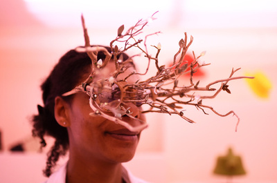 目元を木陰に？ 仏新人デザイナーのサングラス