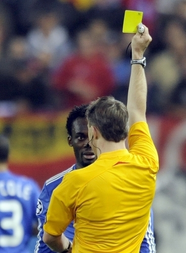 サッカーの試合中にネコを助けて「イエローカード」、クロアチア