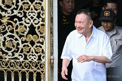 タイのタクシン元首相が仮釈放、4か月間は保護観察