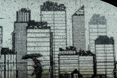 【今日の1枚】どこまでが本物？ グラフィティに降る雨