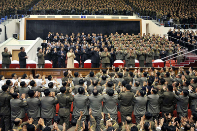 金正恩夫人が50日ぶり姿見せる、「お腹の膨らみ」に妊娠説も