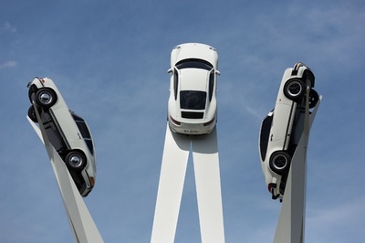 そこまで上げなくても… ポルシェの名車を空高く展示
