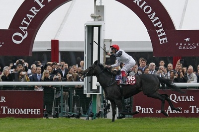 デットーリ騎手が4度目の凱旋門賞制覇、ゴールデンホーンでトレヴの3連覇阻む