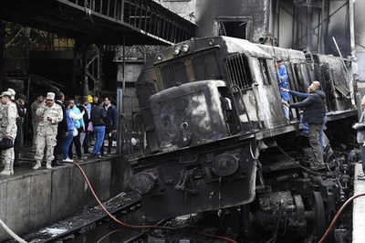 カイロ中央駅で列車衝突・炎上、20人死亡