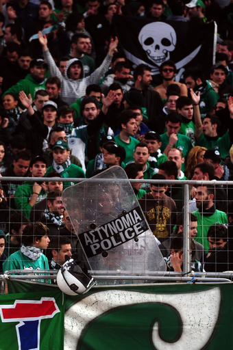 試合中に観衆が暴徒化、ギリシャダービーが中止に