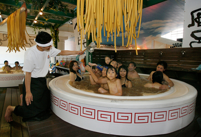 箱根小涌園ユネッサンで、今度は「ラーメン風呂」