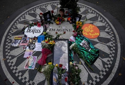 ジョン・レノンさん没後40年、ファンの歌声で追悼 米NY