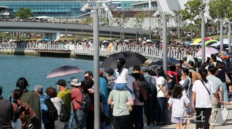 サメの「プカンイ」を見ようと列をつくる市民や観光客＝10月5日、釜山市東区の北港親水公園の人工水路(c)news1