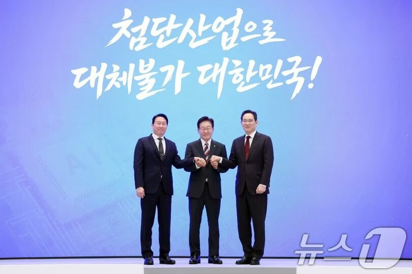 「大韓民国大躍進3大メガプロジェクト国民報告会」で手を取り合うイ・ジェミョン（李在明）大統領とイ・ジェヨン（李在鎔）サムスン電子会長、チェ・テウォン（崔泰源）SKグループ会長＝2026年6月29日(c)news1