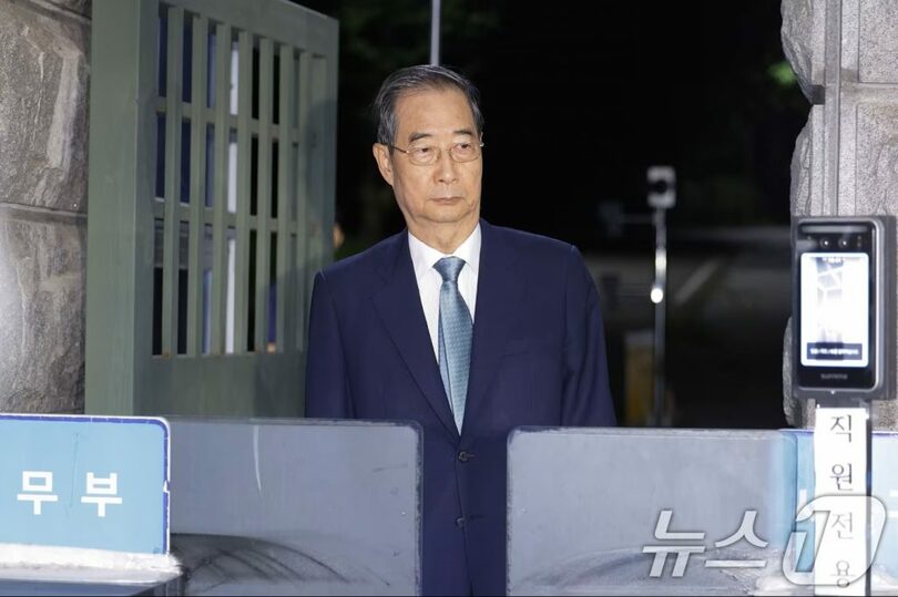 8月27日午後、ソウル中央地裁から出るハン・ドクス（韓悳洙）前首相(c)news1