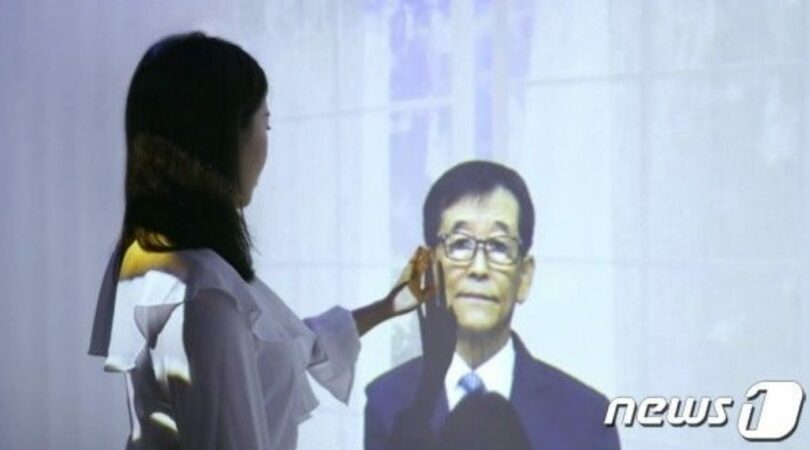 仮想人間で再現された父親に「会う」子ども（ディープブレインホームページ）(c)news1