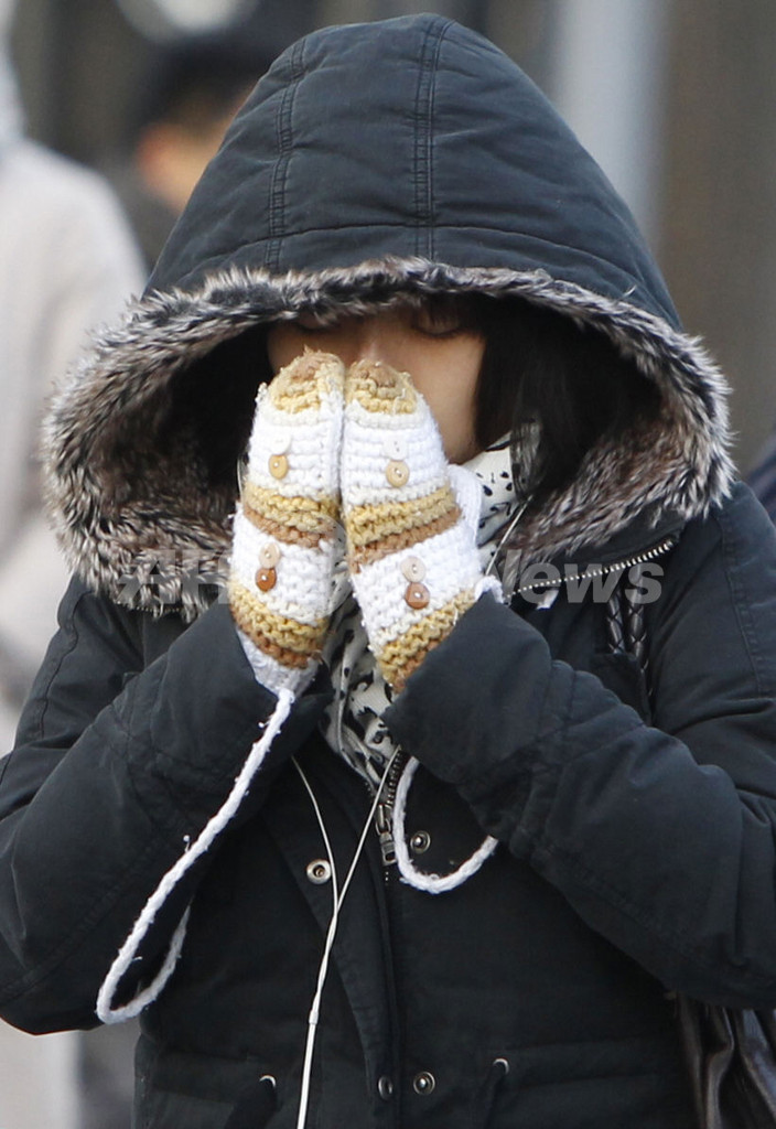 手袋・マフラーして仕事、「室温20度」節電令に凍える韓国市民