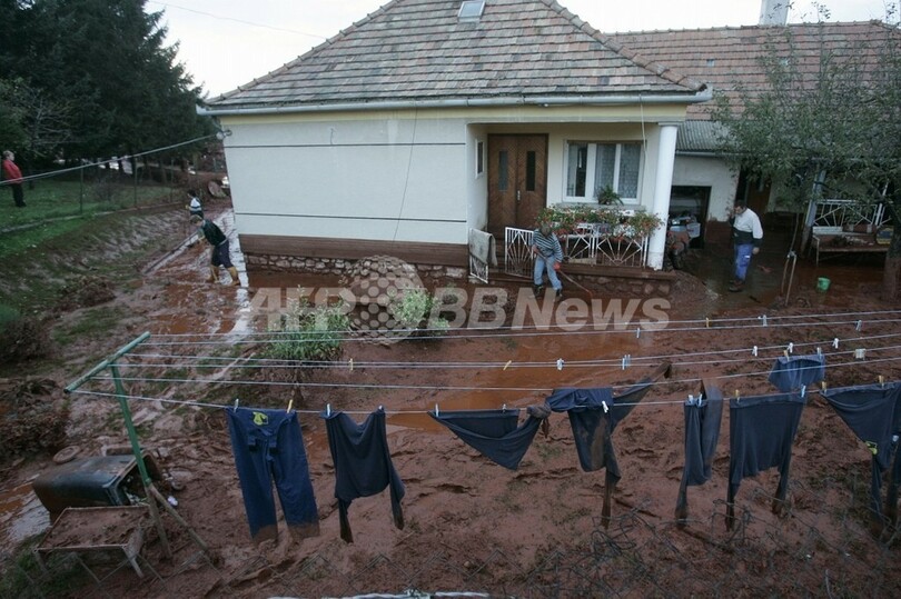 ハンガリーで非常事態宣言、廃液貯水池が決壊 3人死亡