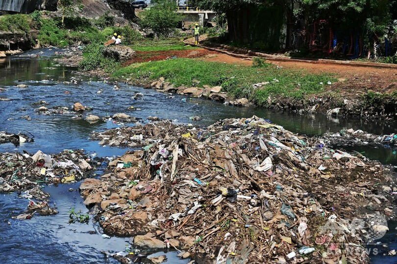 赤ちゃんらの遺体14体 川の清掃活動中に発見 ケニア首都 写真8枚 国際ニュース Afpbb News