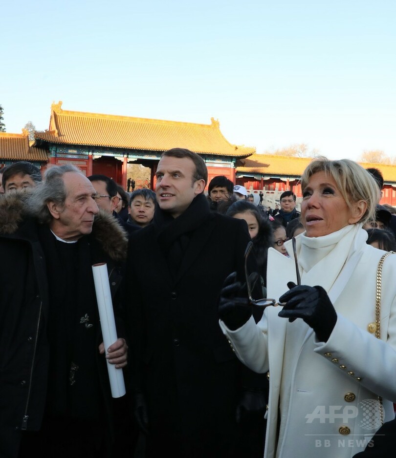 訪中のマクロン仏大統領、習主席に馬を寄贈　疑問視する声も