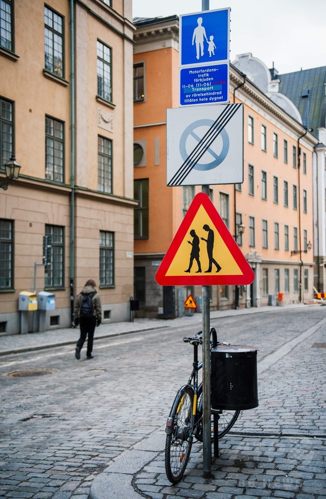 「歩きスマホ」、道路標識で注意呼びかけ スウェーデン