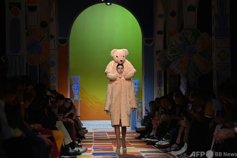 【今日の1枚】着ぐるみとは違う「着るぬいぐるみ」 仏でファッションイベント