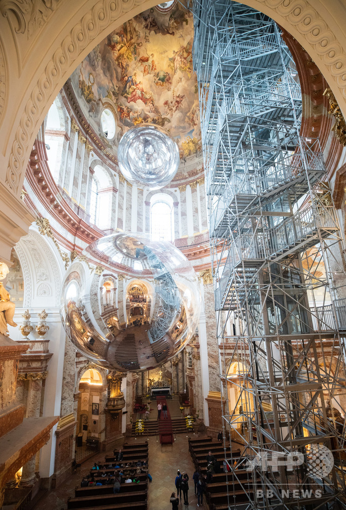 教会に浮かぶ巨大な球体、オーストリア・ウィーンで展示