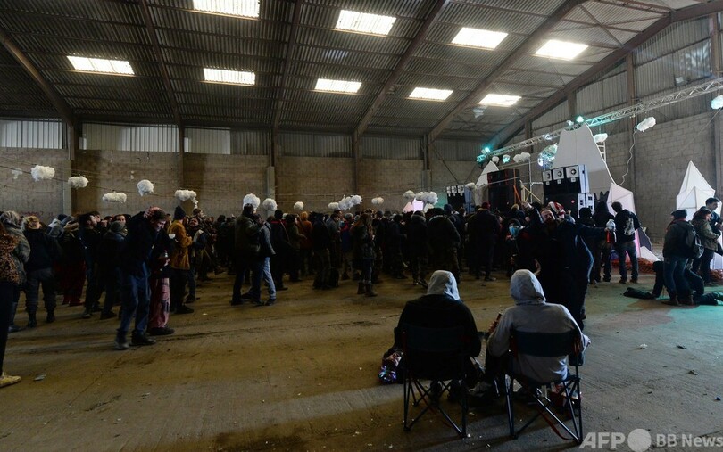 違法パーティーに2500人、警察と衝突 コロナ拡散の懸念 仏