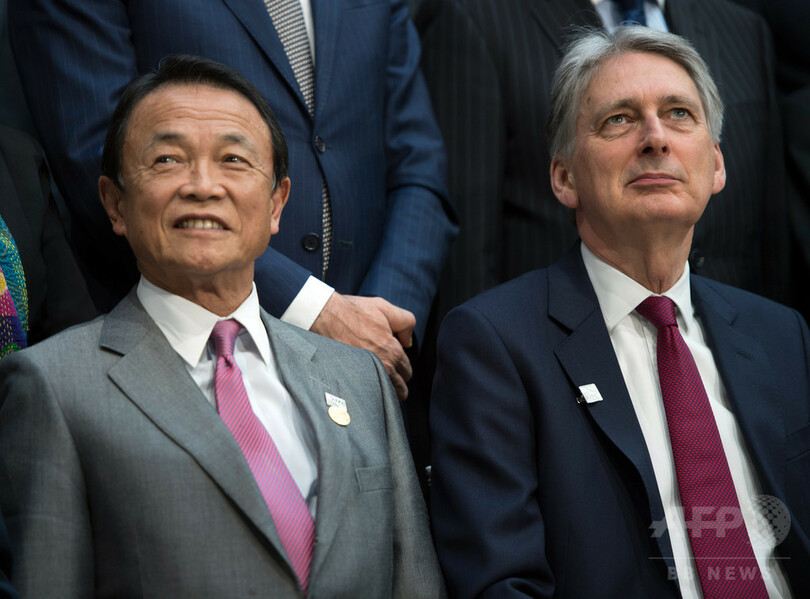 IMF・世銀の春季会合、米財務長官と談笑する麻生財務相