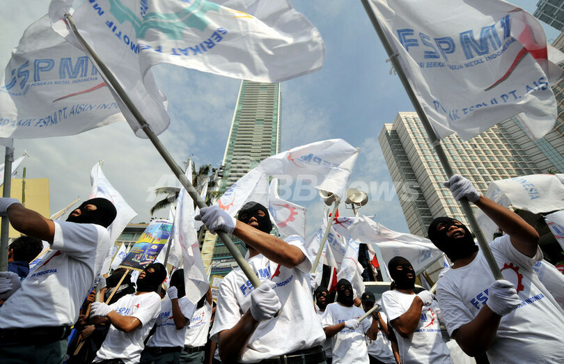 経済危機の世界各地でメーデー、ドイツとトルコでは機動隊と衝突