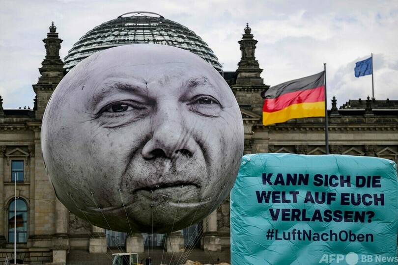 巨大風船に首相の顔 持続可能な開発目標の実現要求 独