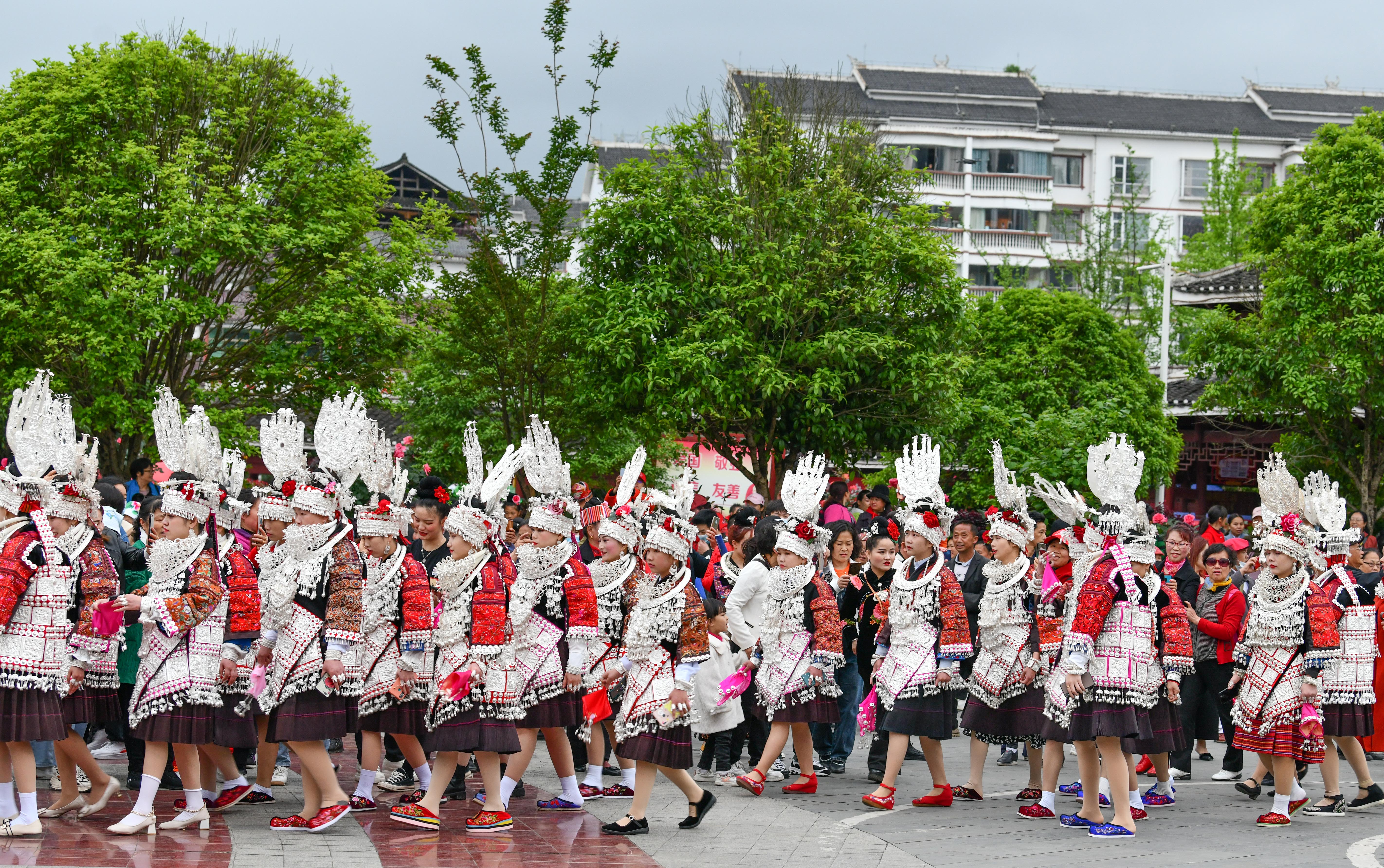 華麗な民族衣装とパレードで魅了 ミャオ族 姉妹節 貴州省 写真9枚 国際ニュース Afpbb News