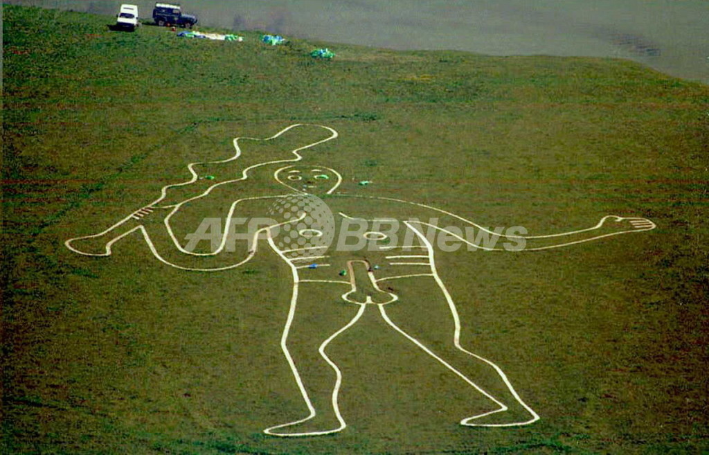 英少年、両親の家の屋根に巨大な「男根像」描く 古代のシンボルに刺激受け 英少年、両親の家の屋根に巨大な「男根像」描く 古代のシンボルに刺激受け