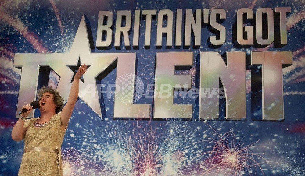 48歳の歌姫スーザン・ボイルさん、過労で倒れる 写真1枚 国際ニュース：AFPBB News