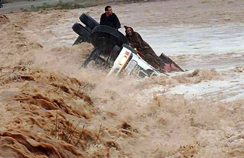 車を流す砂漠の鉄砲水 モロッコ南部 写真7枚 国際ニュース Afpbb News