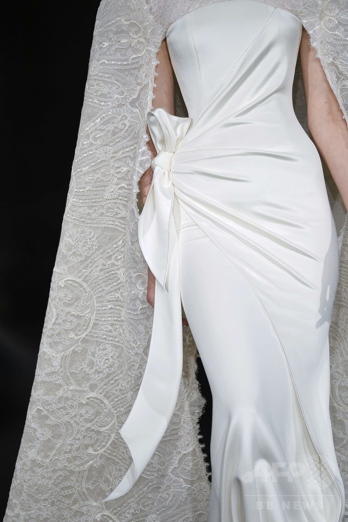 花とカラフルなドレスで祝う10周年、「アレクシ・マビーユ」15年春夏オートクチュール