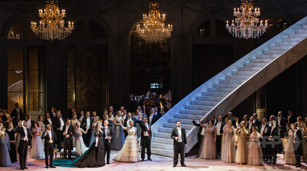 「ヴァレンティノ」によるオペラ「椿姫」にセレブ集結