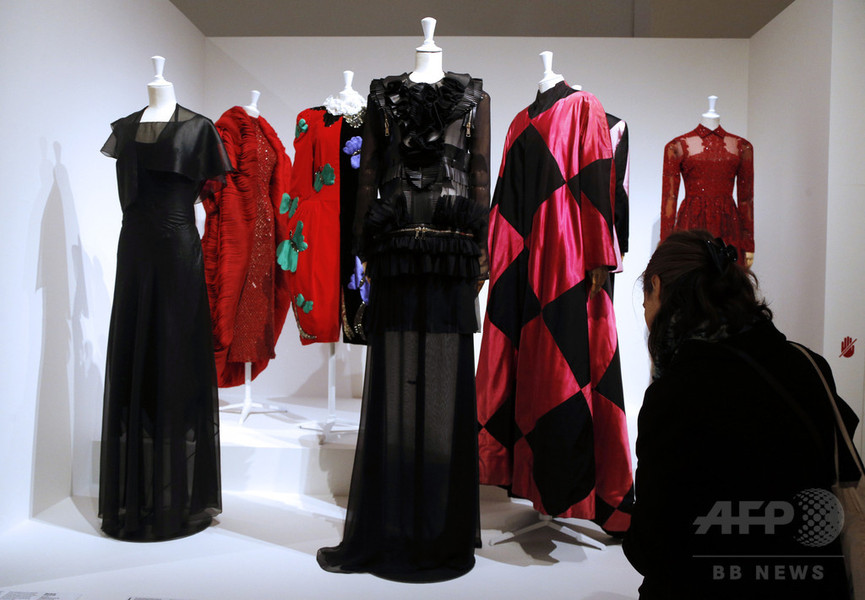 ケンゾーやイッセイ ミヤケの作品も、仏パリで「ファッション・ミックス」展