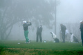 ファーマーズ・インシュアランス・オープン（Farmers Insurance Open 2013）3日目。霧で開始が遅くなる中、トーリーパインズGC（Torrey Pines Golf Course）の練習場でトレーニングを行う選手（2013年1月26日撮影）。(c)AFP/Getty Images/Stephen Dunn