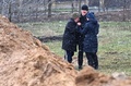 ウクライナの首都キーウ近郊ブチャで、多数の遺体が埋葬されている場所で嘆き悲しむ人々（2022年4月3日撮影）。(c)Sergei SUPINSKY / AFP